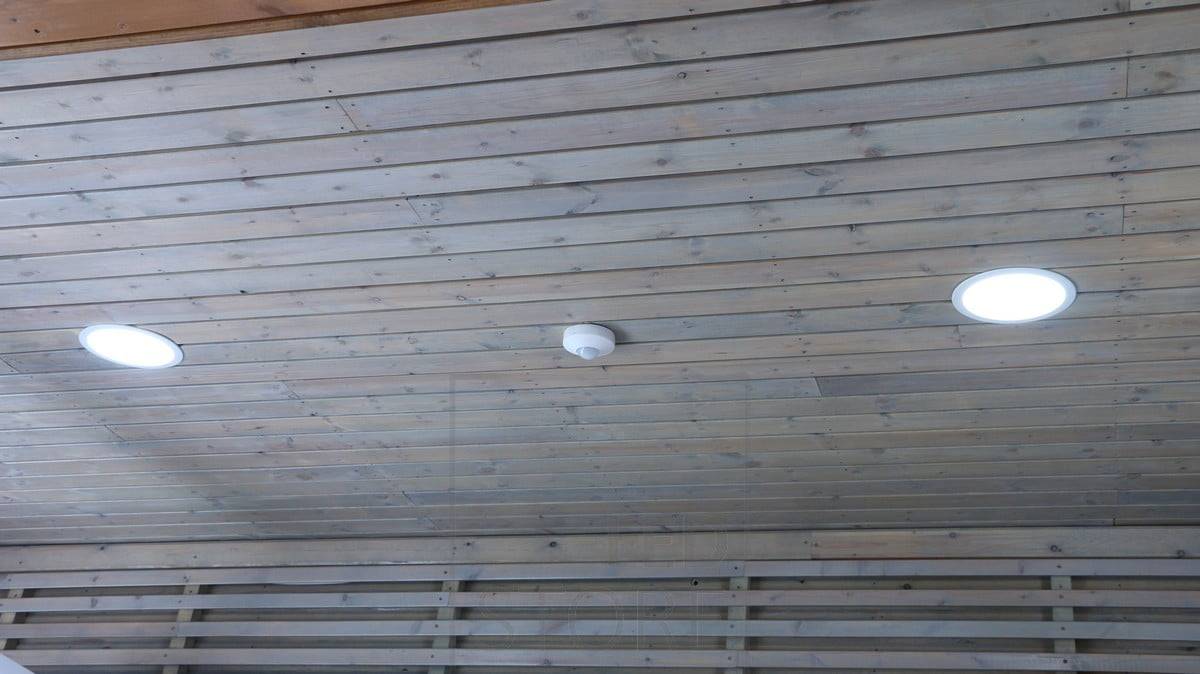 Iluminación exterior con paneles circulares de leds. La luminaria es regulable, el color de la luz es ajustable (2800K-5500K) y es resistente a la humedad. Ledstore.fi